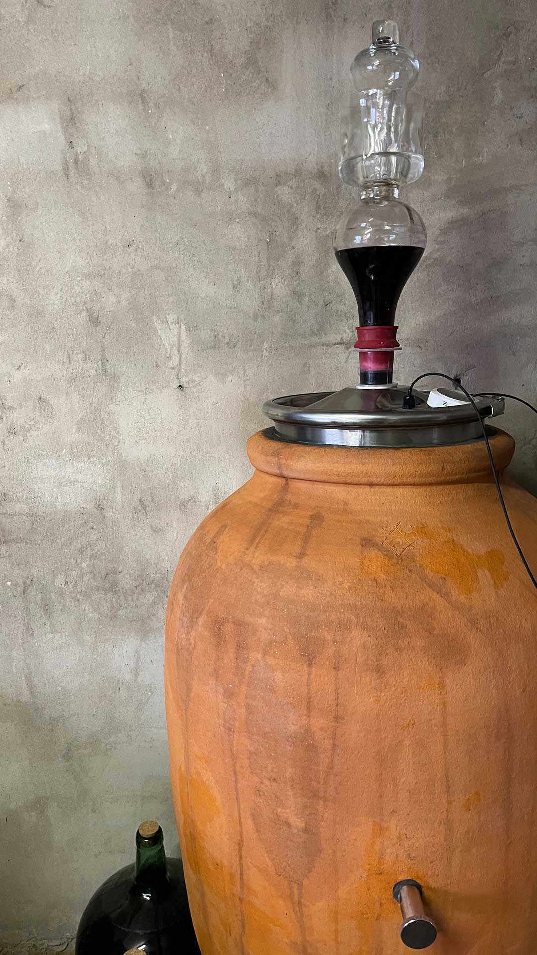 Tinaja barro tecnificada vino - wine terracotta amphora technified V 1920px terracota vat naturalwine vinonatural натуральное вино naturvin
